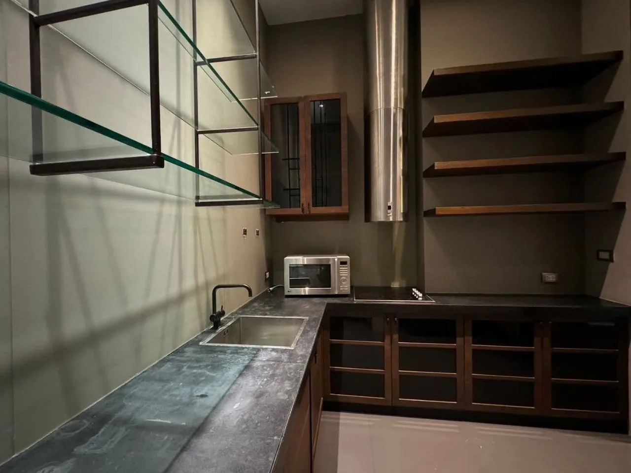 3 bedroom condo for rent in Chit Lom / Ploenchit Bangkok - master bedroom interior