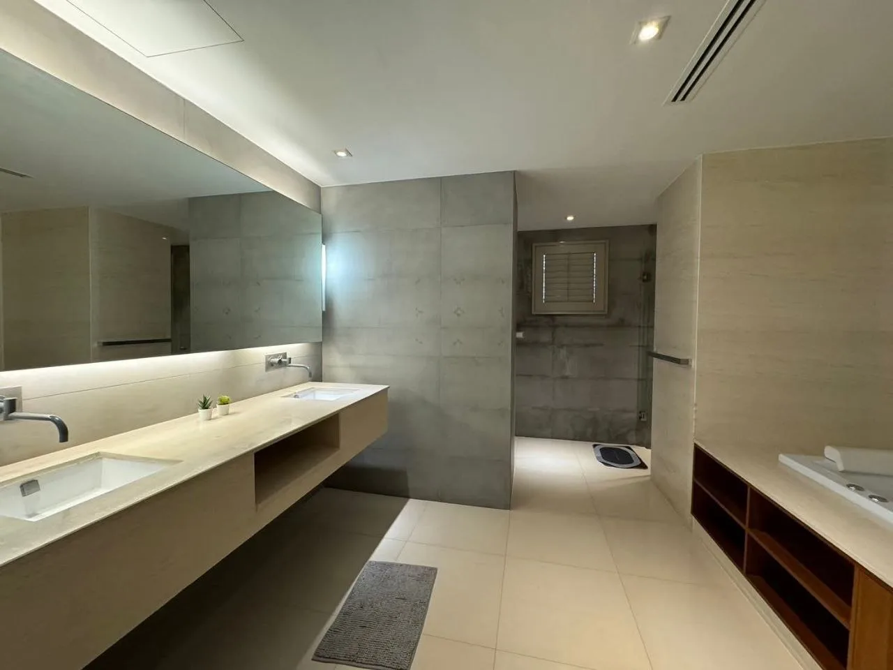 3 bedroom condo for rent in Chit Lom / Ploenchit Bangkok - balcony perspective