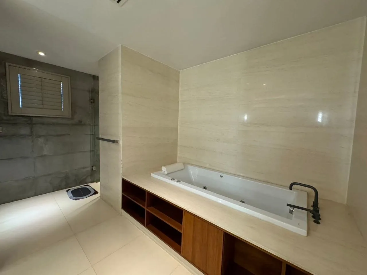 3 bedroom condo for rent in Chit Lom / Ploenchit Bangkok - living room view