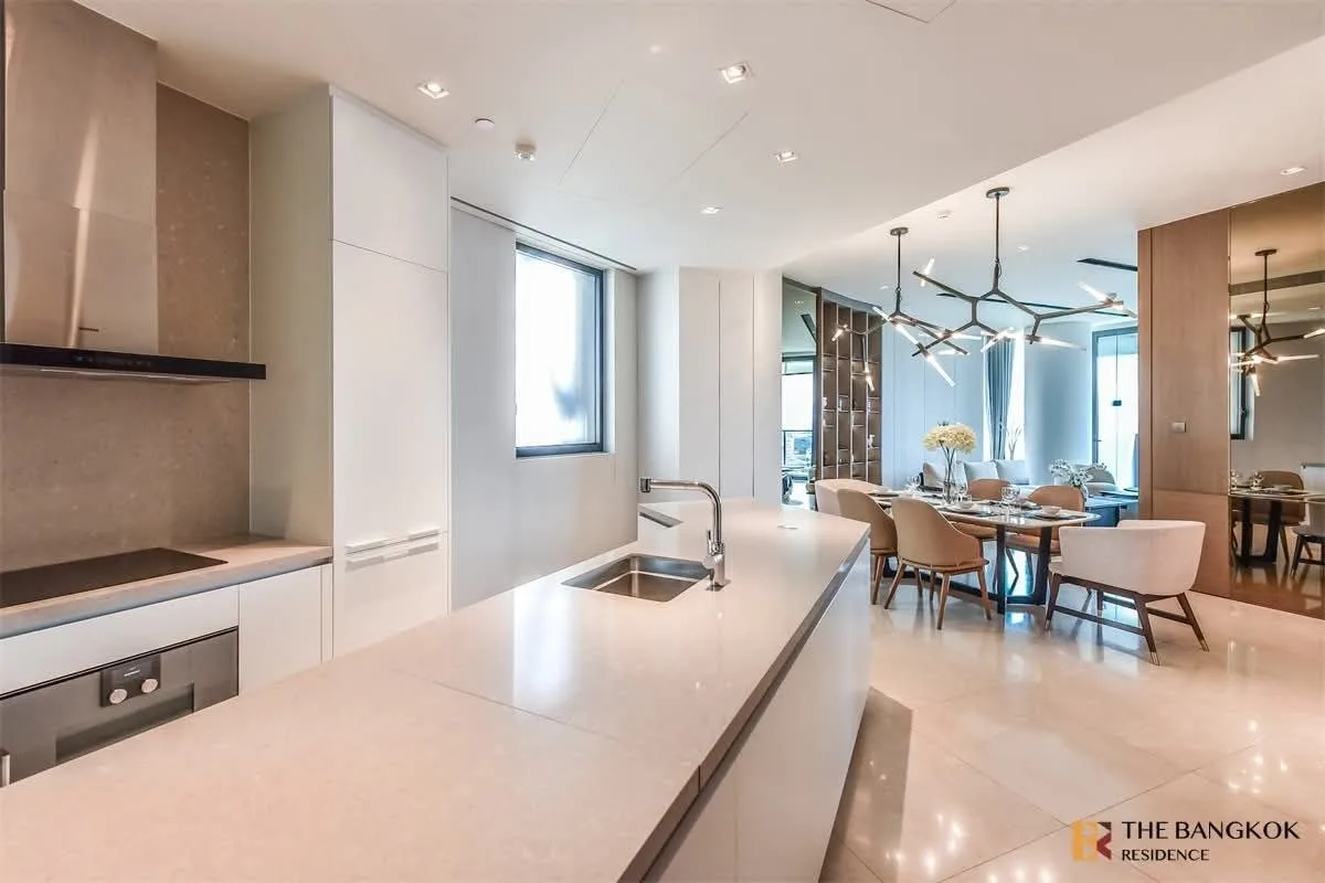 2 bedroom condo for rent in Khlong San Bangkok - kitchen and dining area