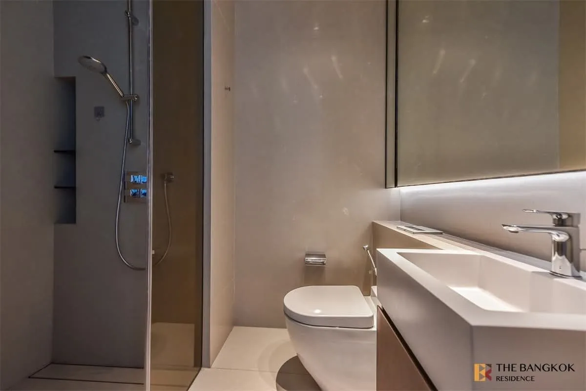 2 bedroom condo for rent in Khlong San Bangkok - bathroom and modern finishes