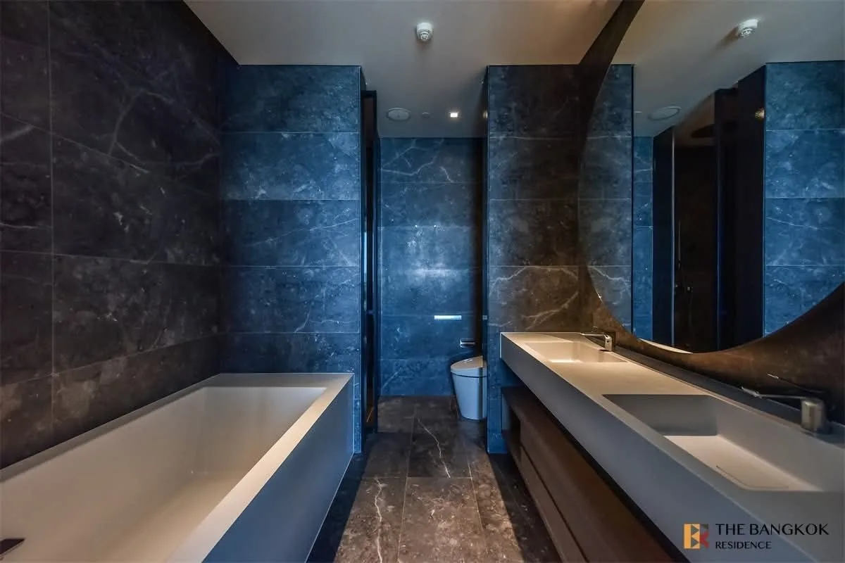 2 bedroom condo for rent in Khlong San Bangkok - kitchen and dining area
