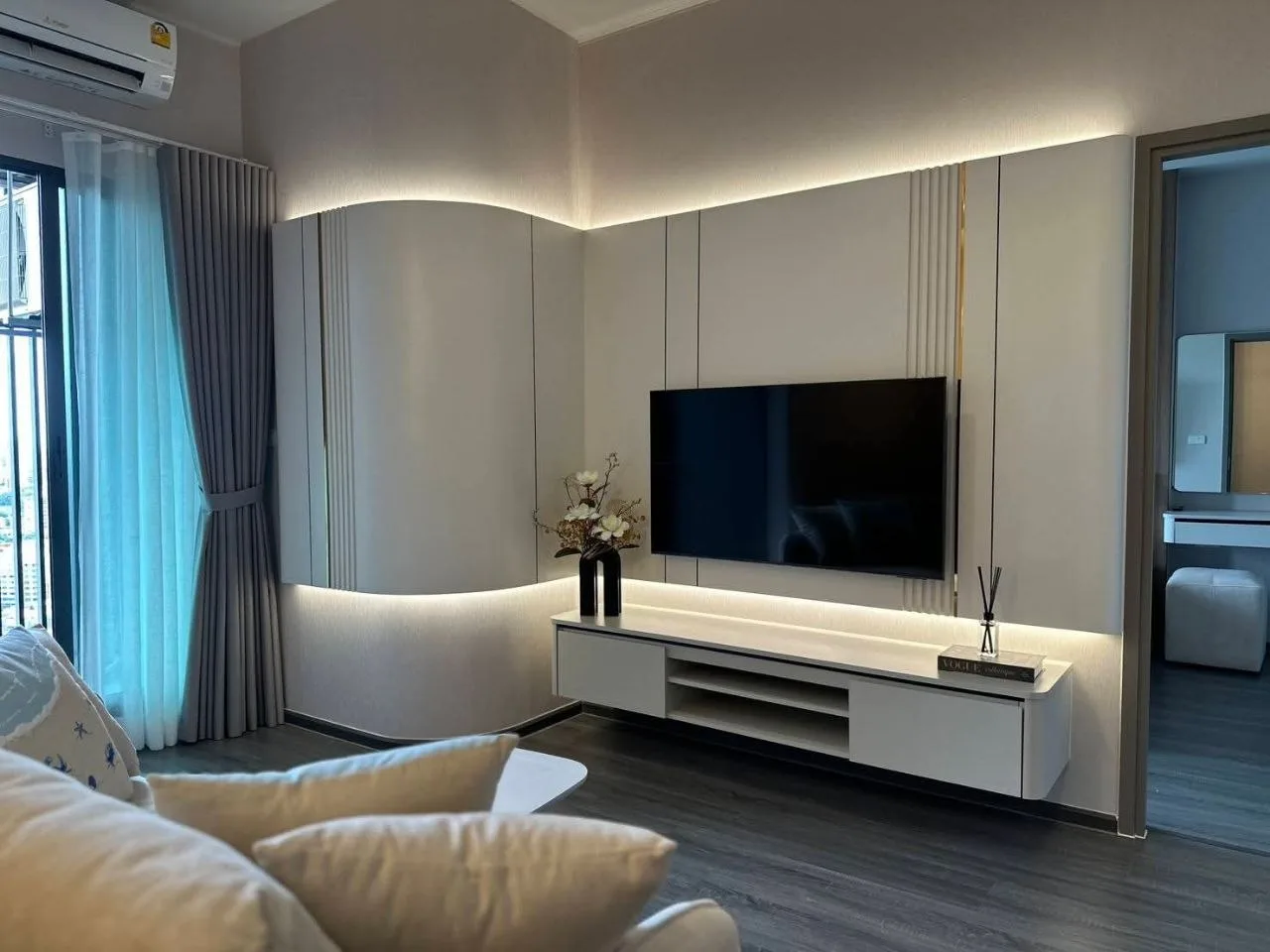 2 bedroom condo for rent in Phra Khanong Bangkok - master bedroom interior