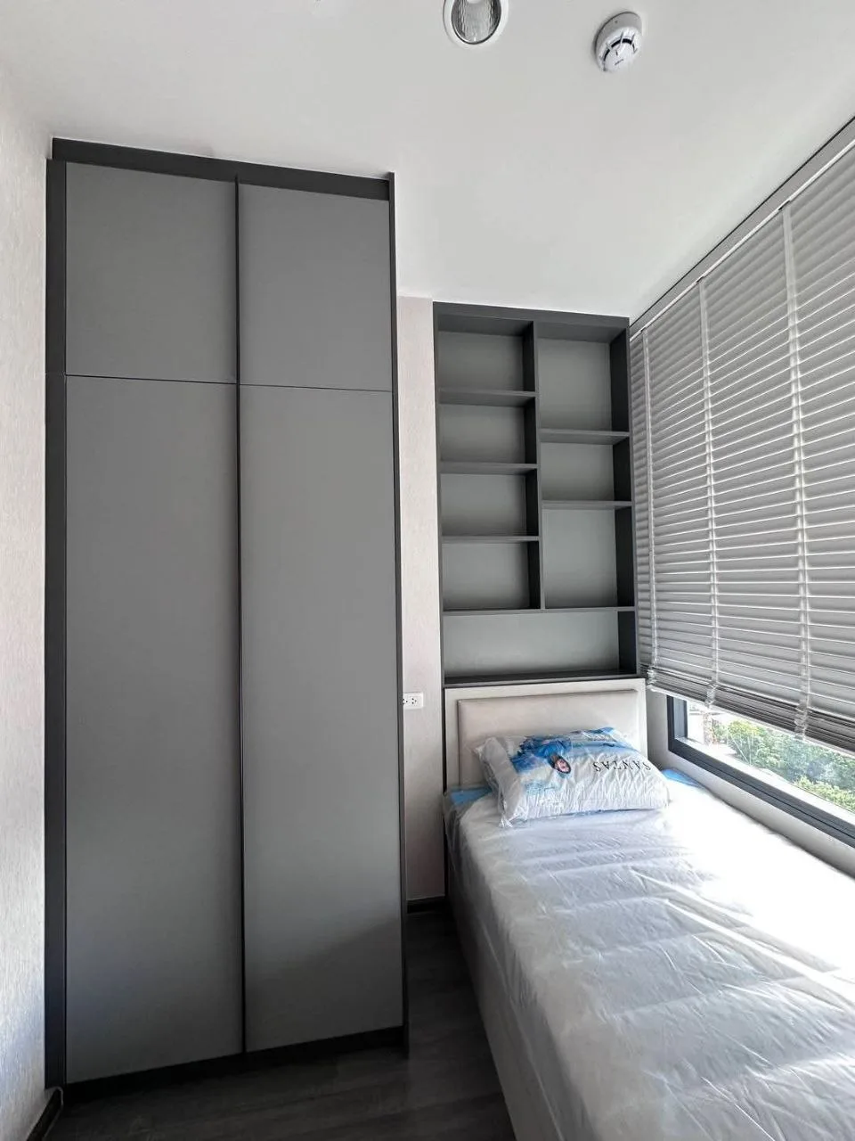 2 bedroom condo for rent in Phra Khanong Bangkok - bathroom and modern finishes