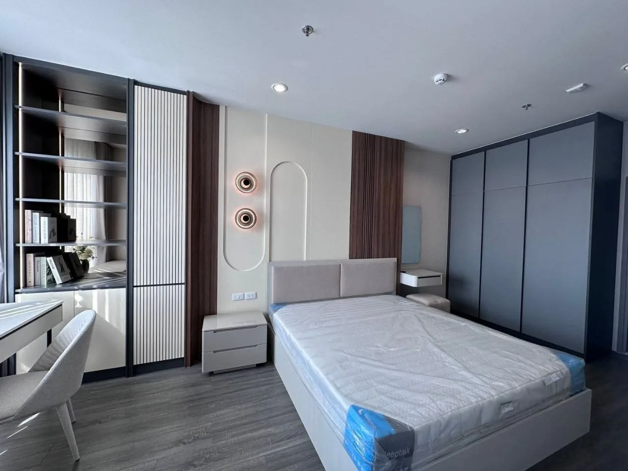 2 bedroom condo for rent in Phra Khanong Bangkok - swimming pool and building amenities