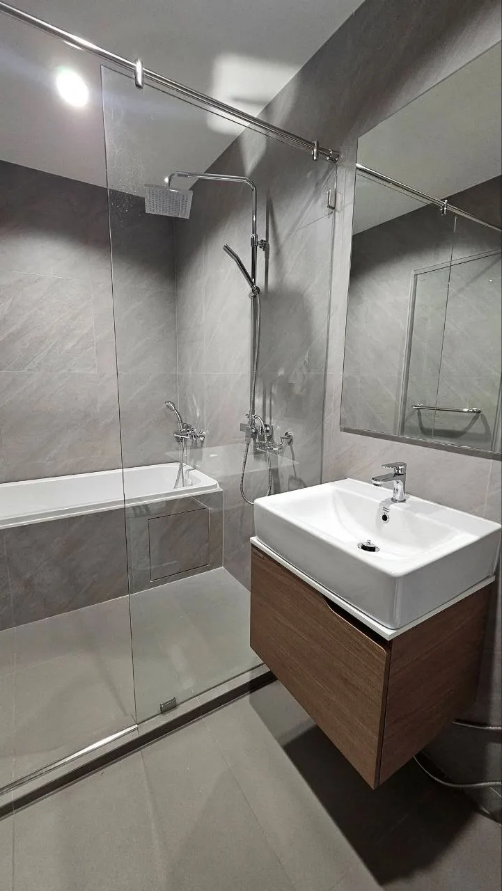 2 bedroom condo for rent in Phra Khanong Bangkok - bathroom and modern finishes