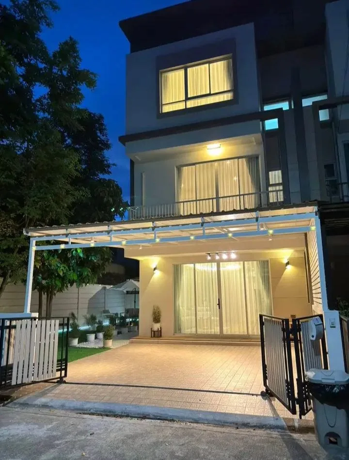 3 bedroom house for rent in Ratchayothin Bangkok - kitchen and dining area