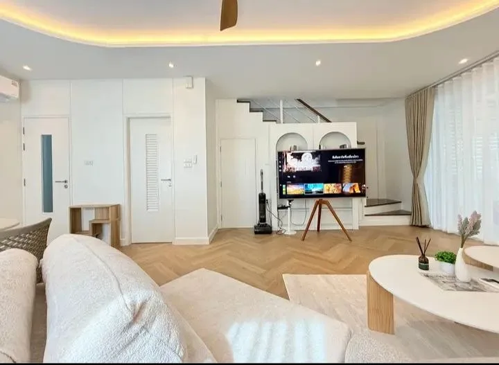 3 bedroom house for rent in Ratchayothin Bangkok - master bedroom interior