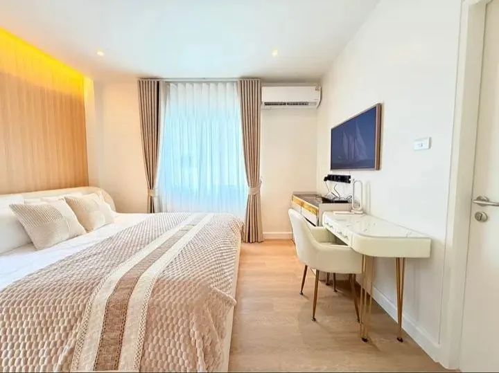 3 bedroom house for rent in Ratchayothin Bangkok - swimming pool and building amenities