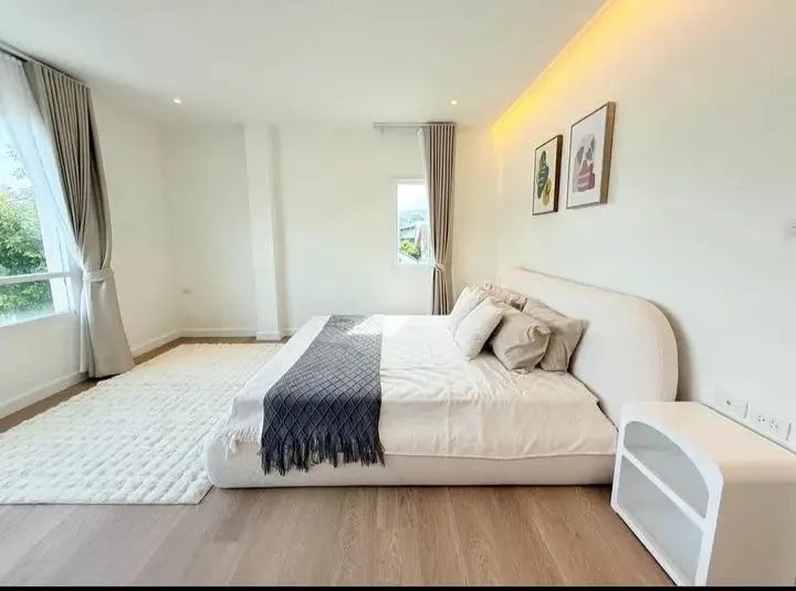 3 bedroom house for rent in Ratchayothin Bangkok - balcony perspective