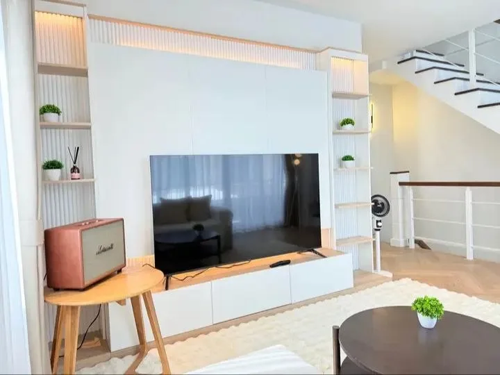3 bedroom house for rent in Ratchayothin Bangkok - living room view