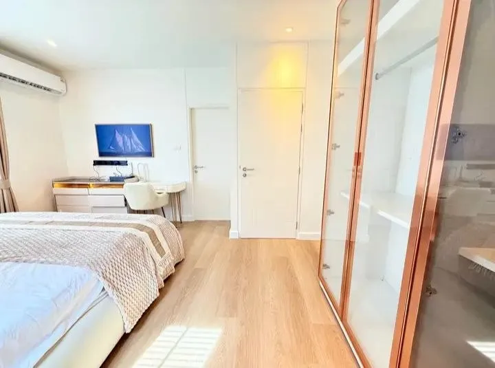 3 bedroom house for rent in Ratchayothin Bangkok - kitchen and dining area