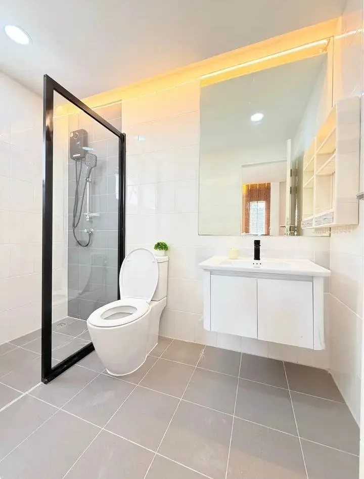 3 bedroom house for rent in Ratchayothin Bangkok - master bedroom interior