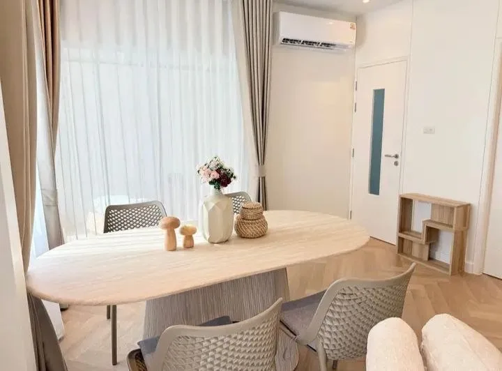 3 bedroom house for rent in Ratchayothin Bangkok - swimming pool and building amenities