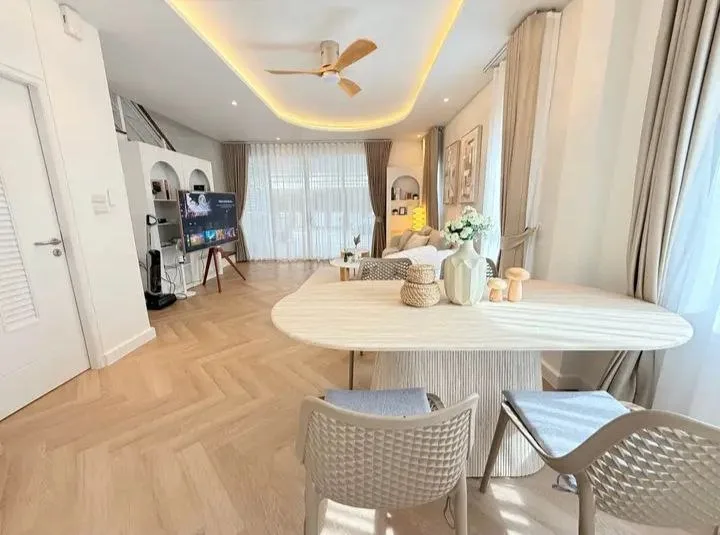 3 bedroom house for rent in Ratchayothin Bangkok - balcony perspective