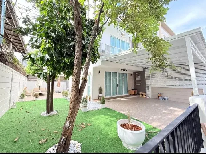 3 bedroom house for rent in Ratchayothin Bangkok - living room view