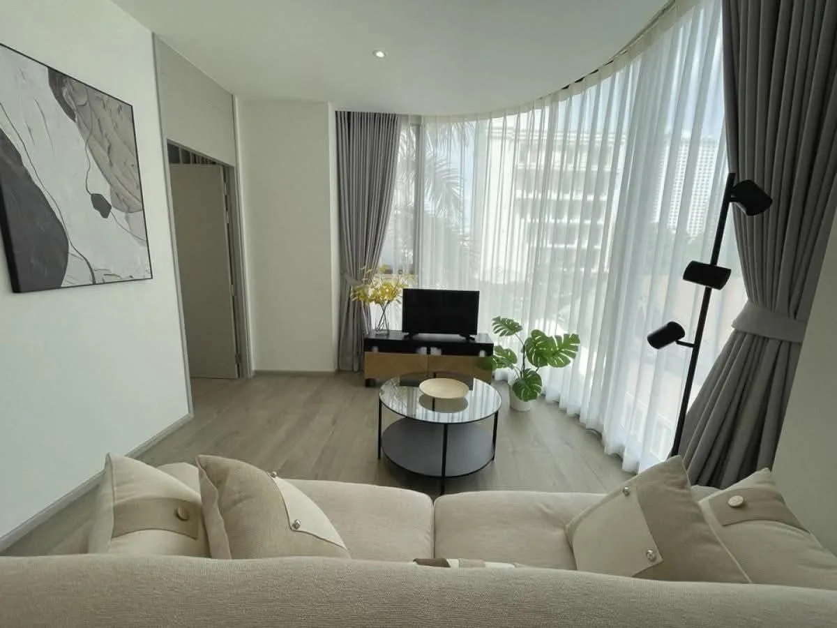 2 bedroom condo for rent in Asok Bangkok - kitchen and dining area