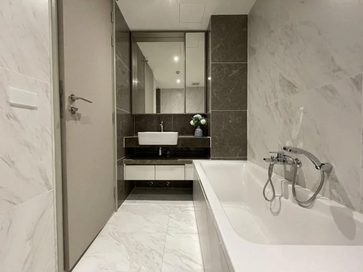 2 bedroom condo for rent in Asok Bangkok - bathroom and modern finishes