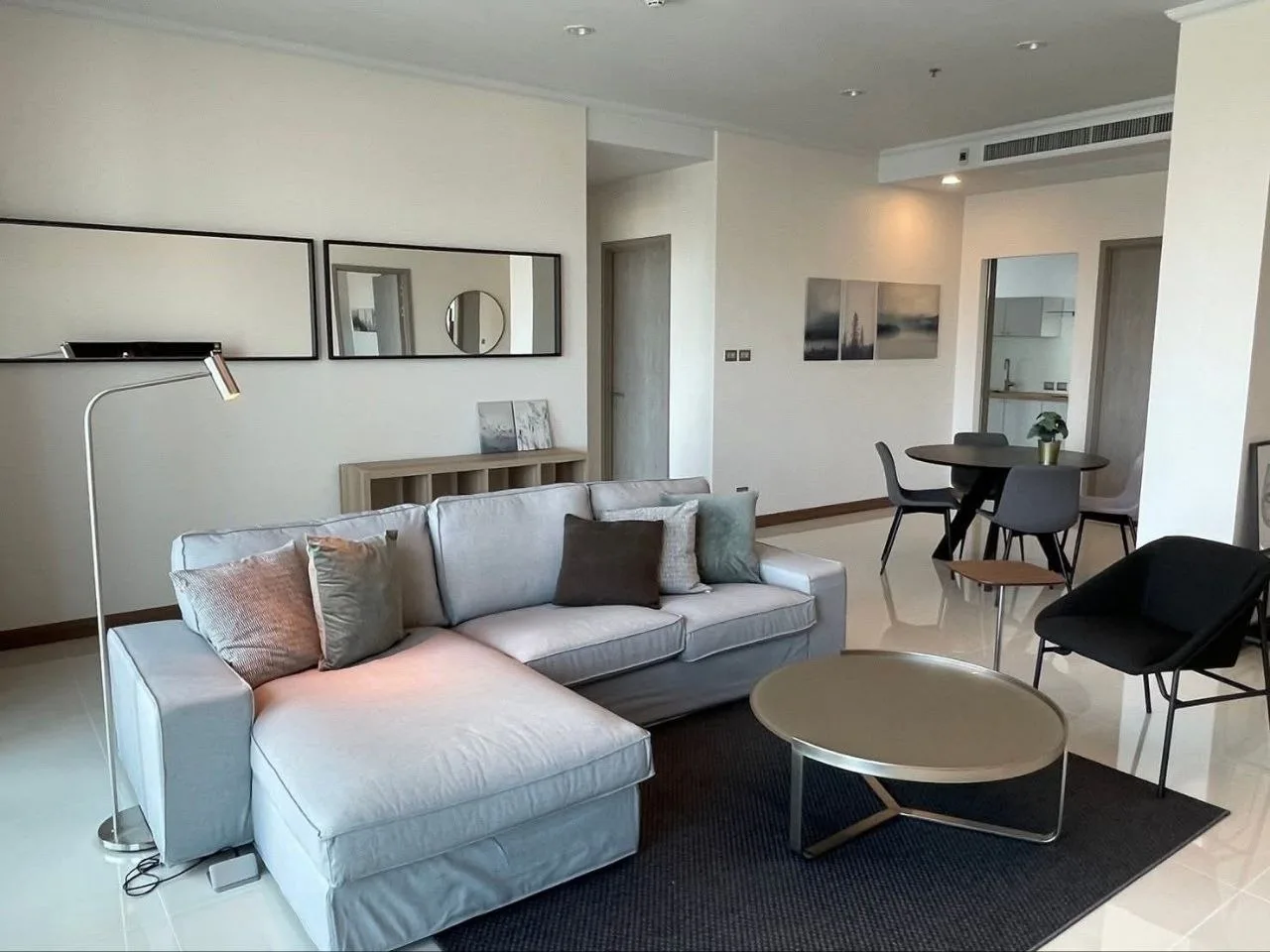 3 bedroom condo for rent in Sukhumvit Bangkok - kitchen and dining area
