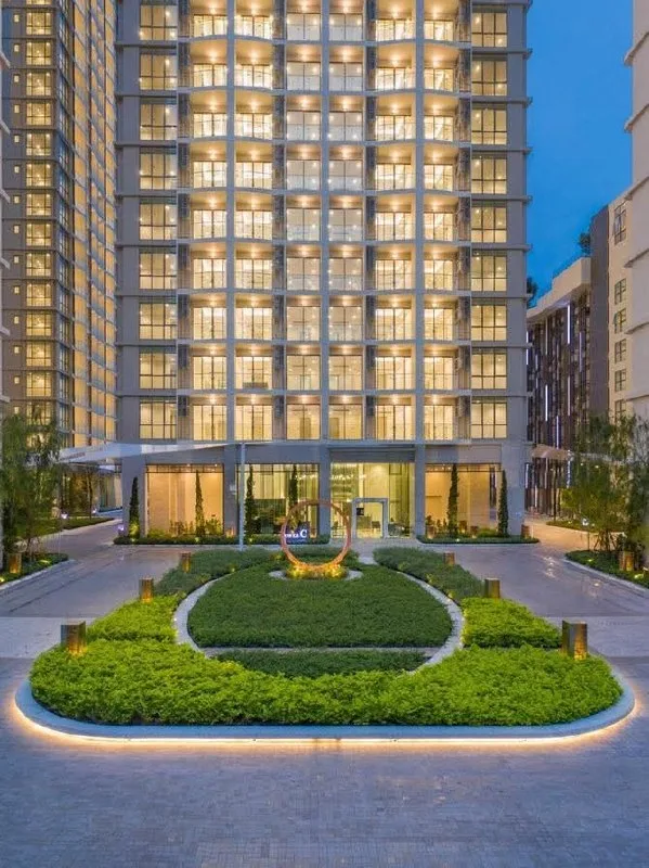 3 bedroom condo for rent in Sukhumvit Bangkok - living room view