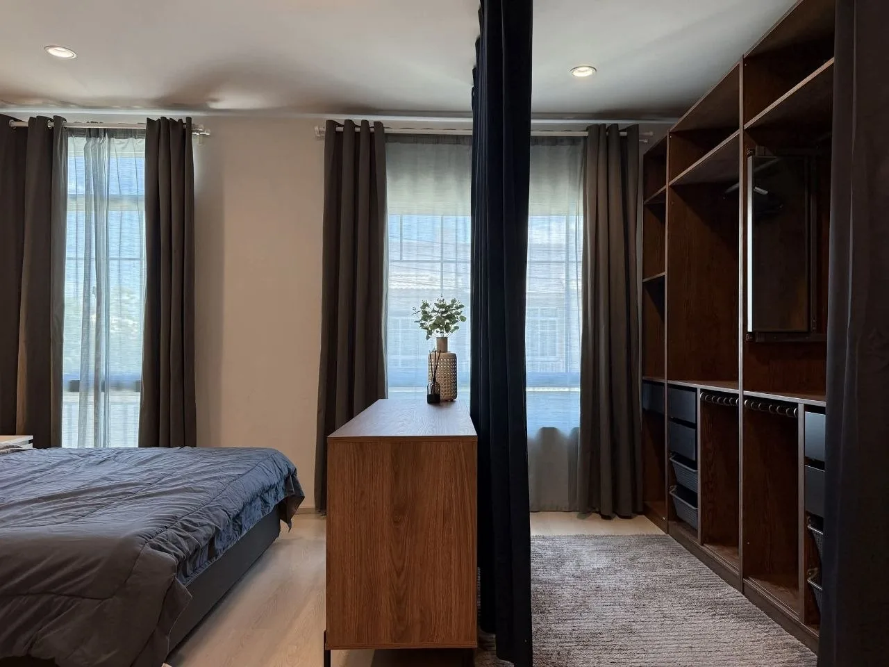 2 bedroom house for rent in Bang Na Bangkok - swimming pool and building amenities