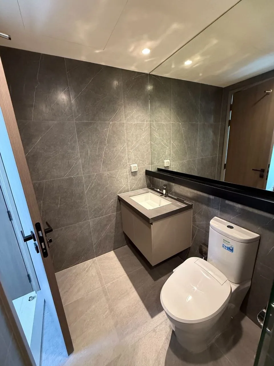 1 bedroom condo for rent in Rangnam Bangkok - kitchen and dining area
