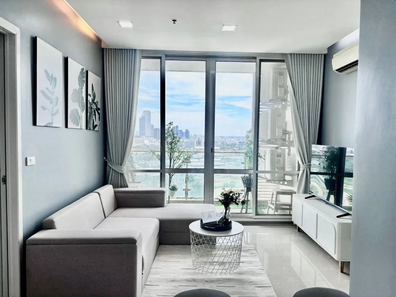 2 bedroom condo for sale in Rama 9 Bangkok - living room view