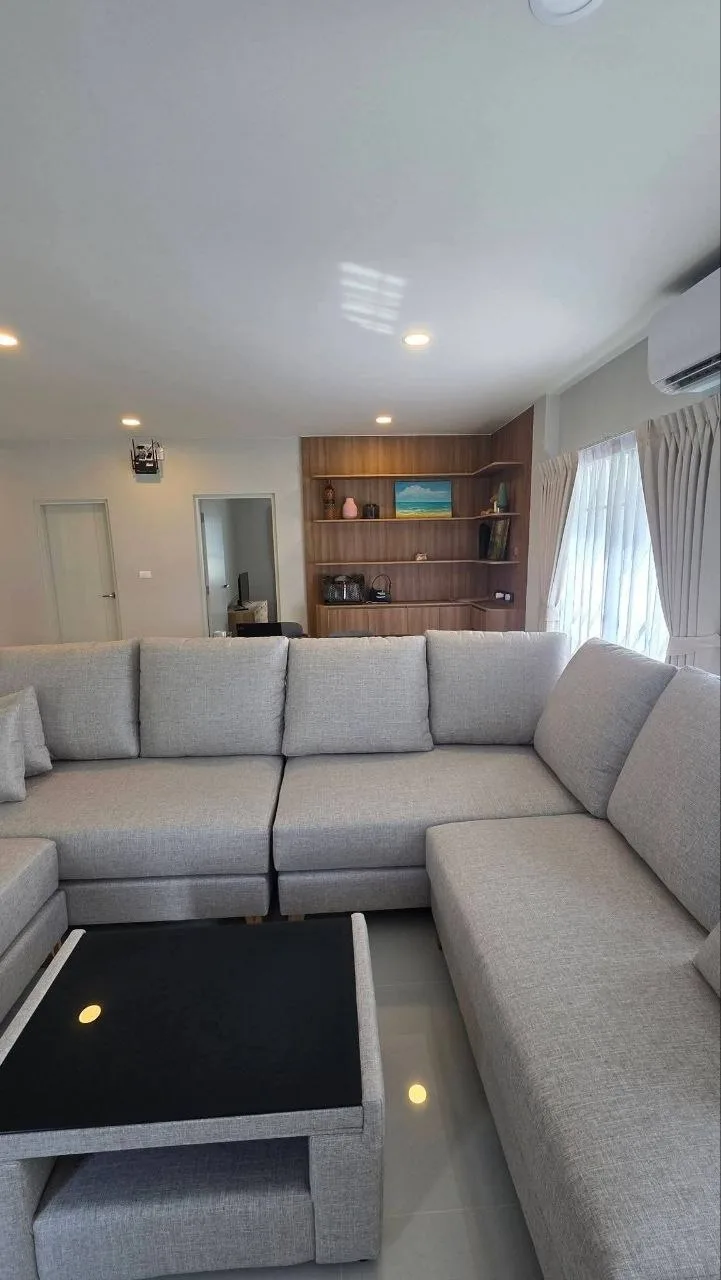 4 bedroom house for rent in Bang Na Bangkok - kitchen and dining area