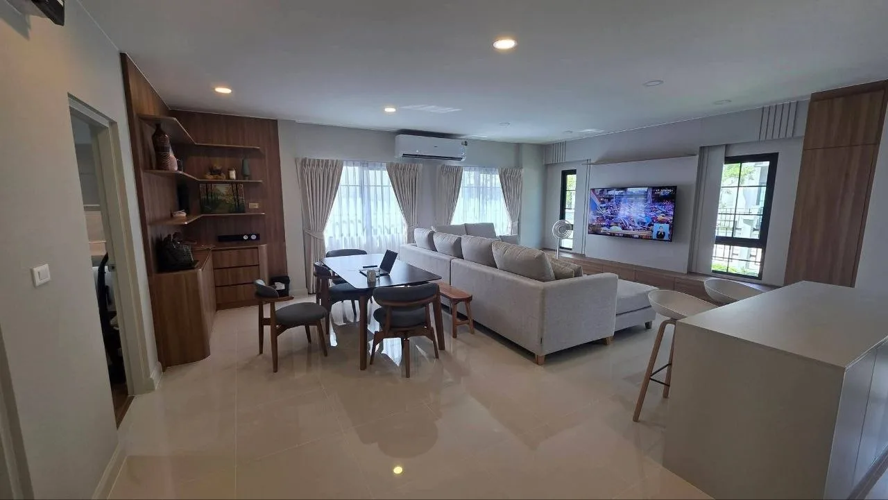 4 bedroom house for rent in Bang Na Bangkok - bathroom and modern finishes