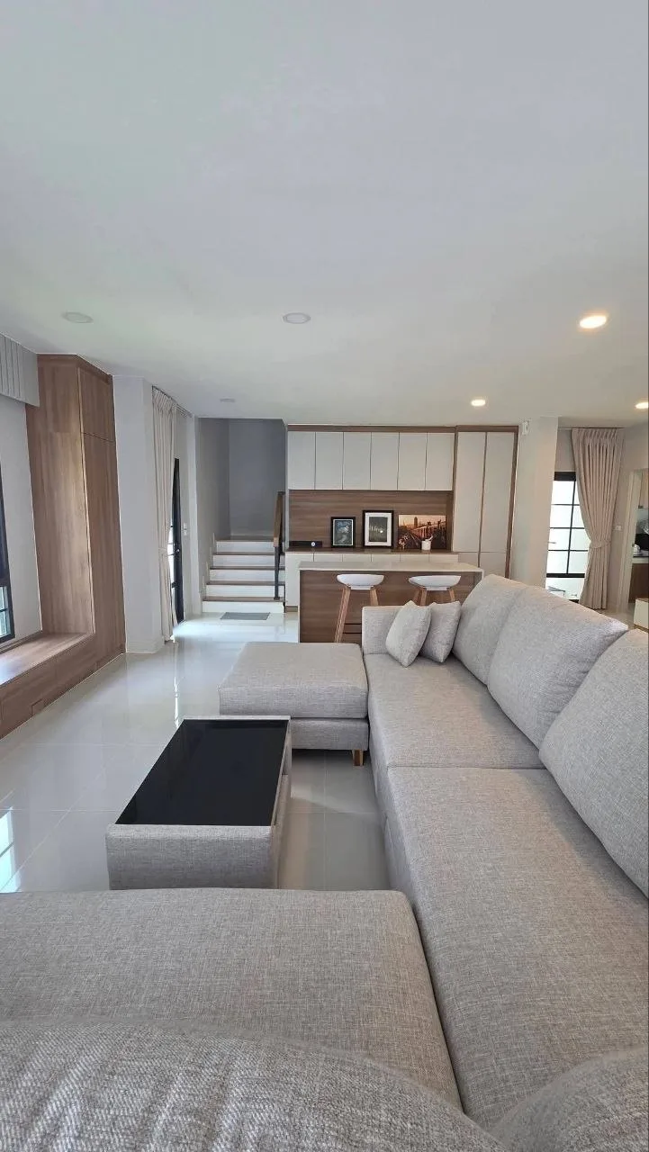 4 bedroom house for rent in Bang Na Bangkok - balcony perspective