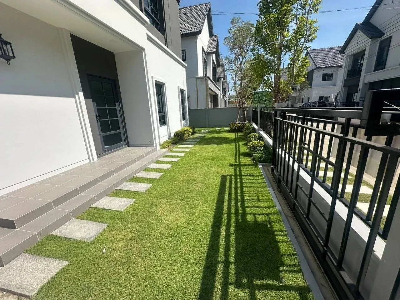 4 bedroom house for rent in Bang Na Bangkok - master bedroom interior