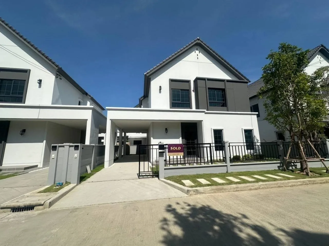 4 bedroom house for rent in Bang Na Bangkok - swimming pool and building amenities