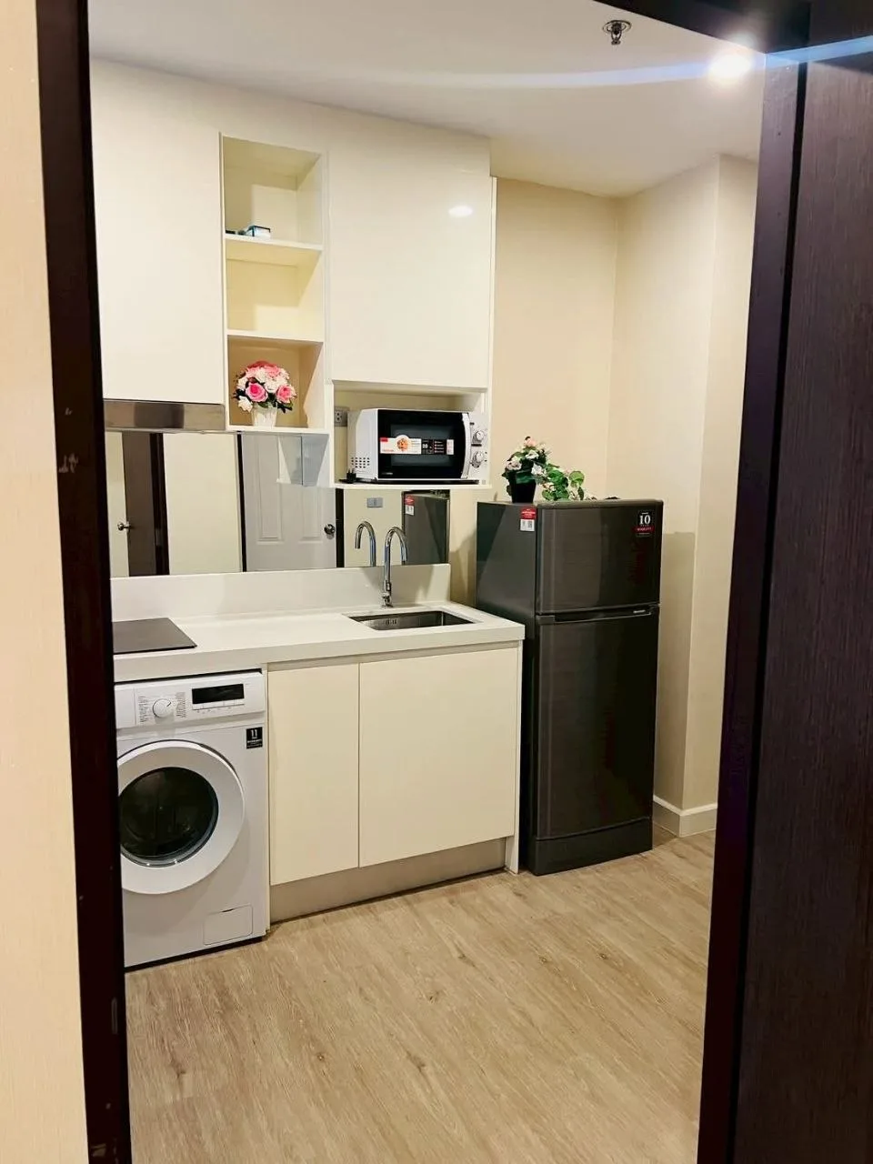 1 bedroom condo for rent in Bang Na Bangkok - kitchen and dining area