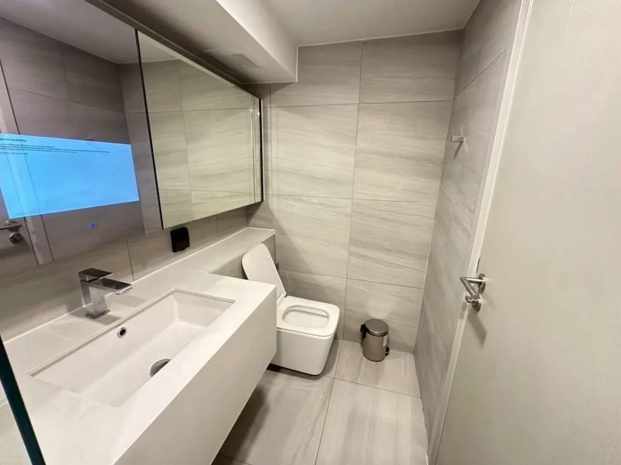 1 bedroom condo for rent in Sam Yan Bangkok - swimming pool and building amenities