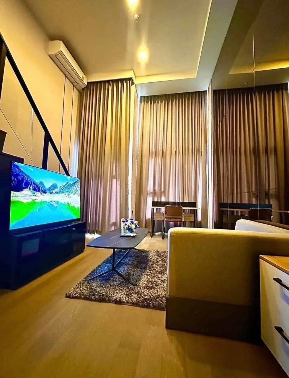 1 bedroom condo for rent in Sam Yan Bangkok - living room view
