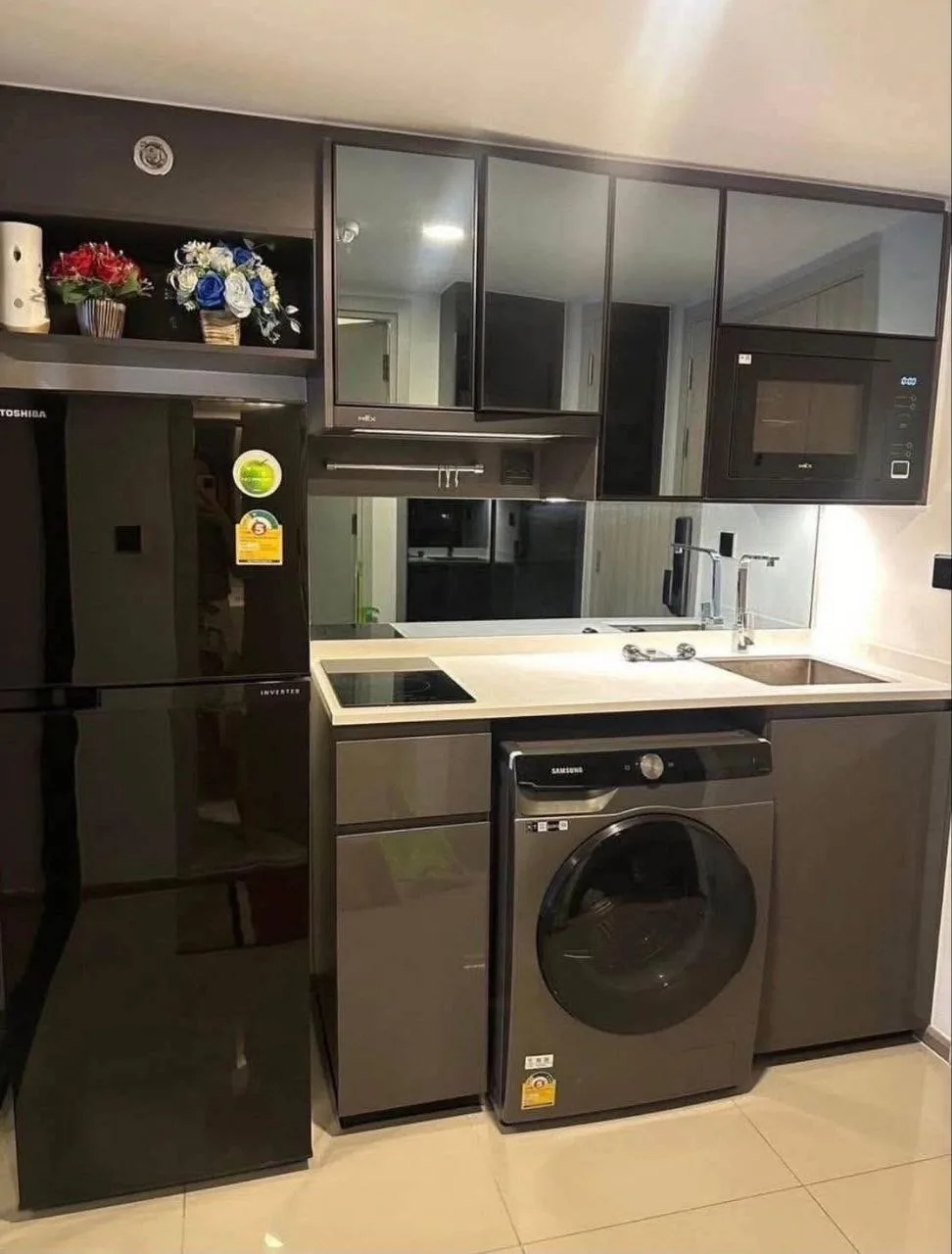 1 bedroom condo for rent in Sam Yan Bangkok - kitchen and dining area