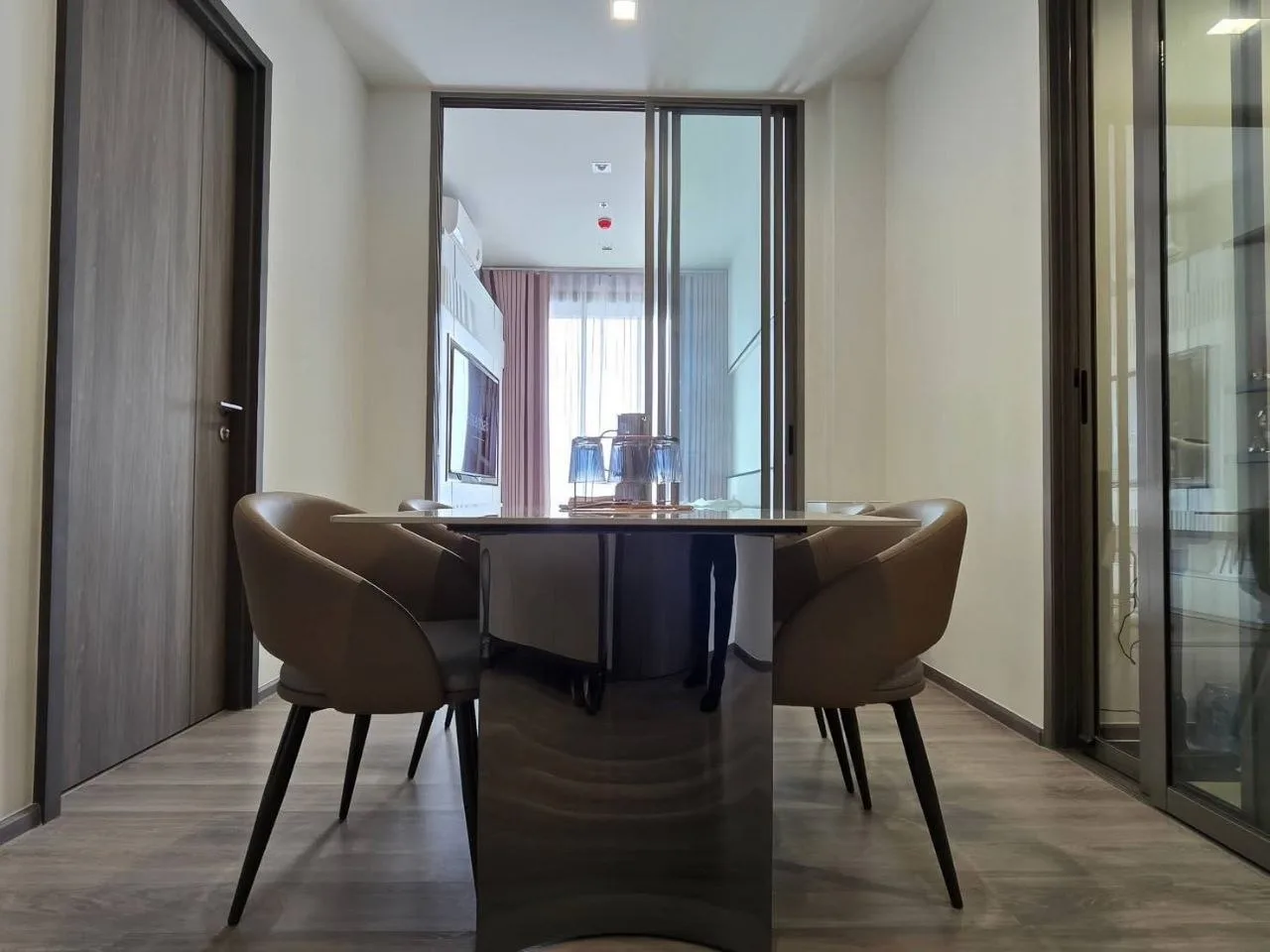 1 bedroom condo for rent in Charoenkrung Bangkok - bathroom and modern finishes