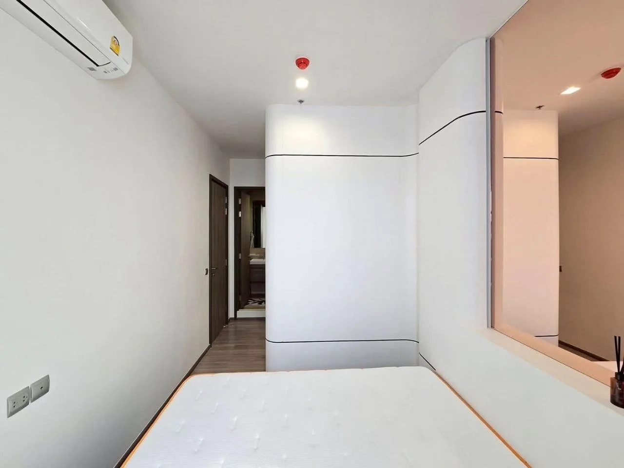 1 bedroom condo for rent in Charoenkrung Bangkok - balcony perspective