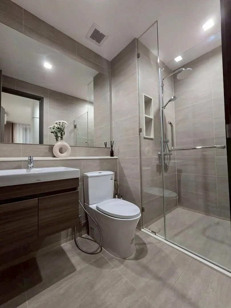1 bedroom condo for rent in Charoenkrung Bangkok - bathroom and modern finishes