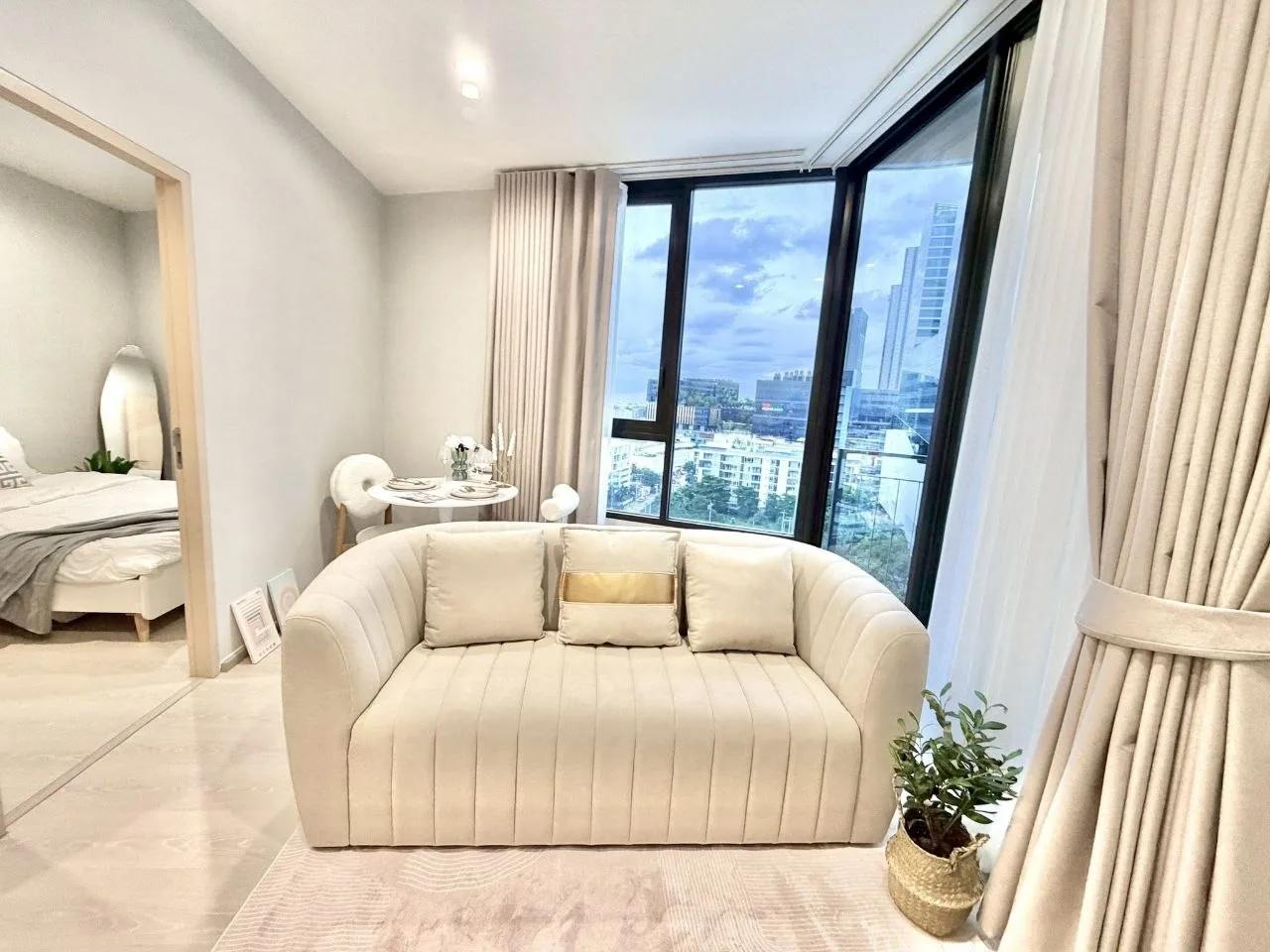 2 bedroom condo for rent in Punnawithi Bangkok - kitchen and dining area