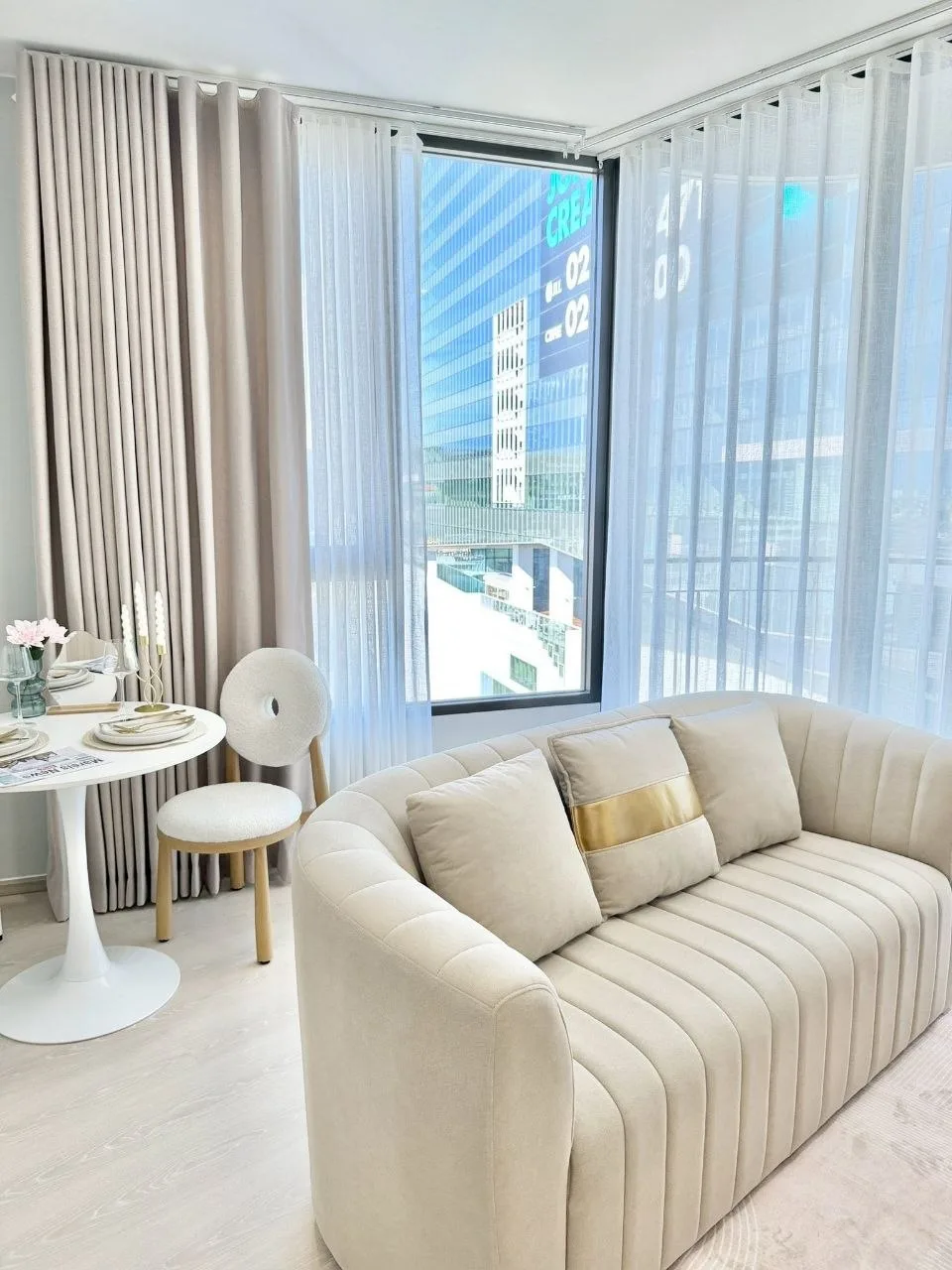 2 bedroom condo for rent in Punnawithi Bangkok - master bedroom interior