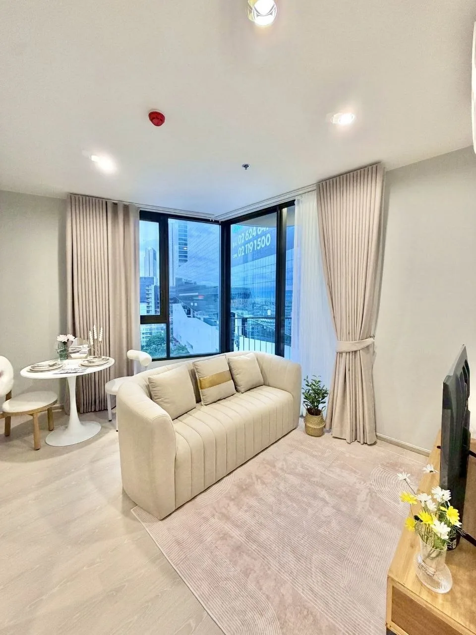 2 bedroom condo for rent in Punnawithi Bangkok - bathroom and modern finishes