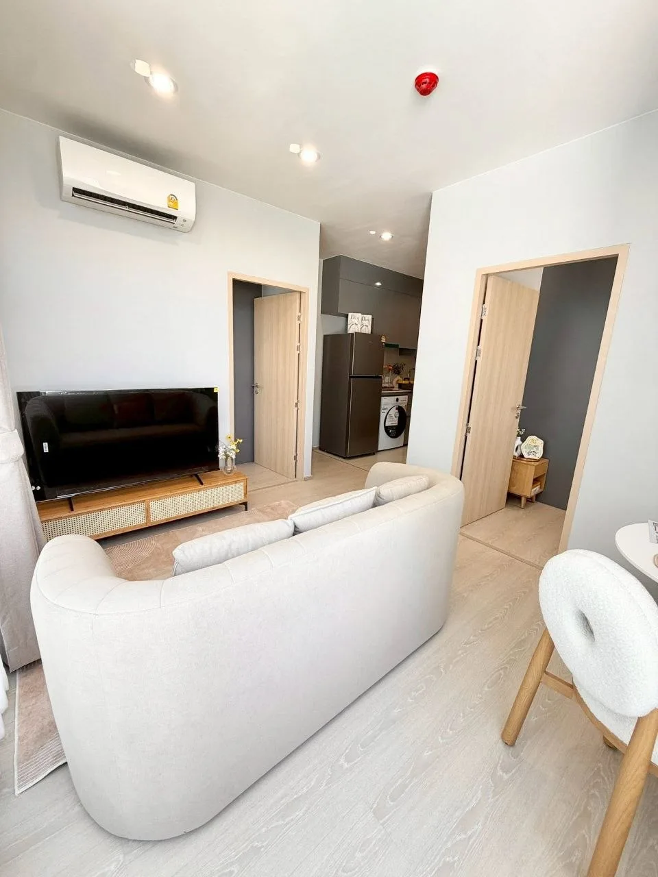 2 bedroom condo for rent in Punnawithi Bangkok - swimming pool and building amenities