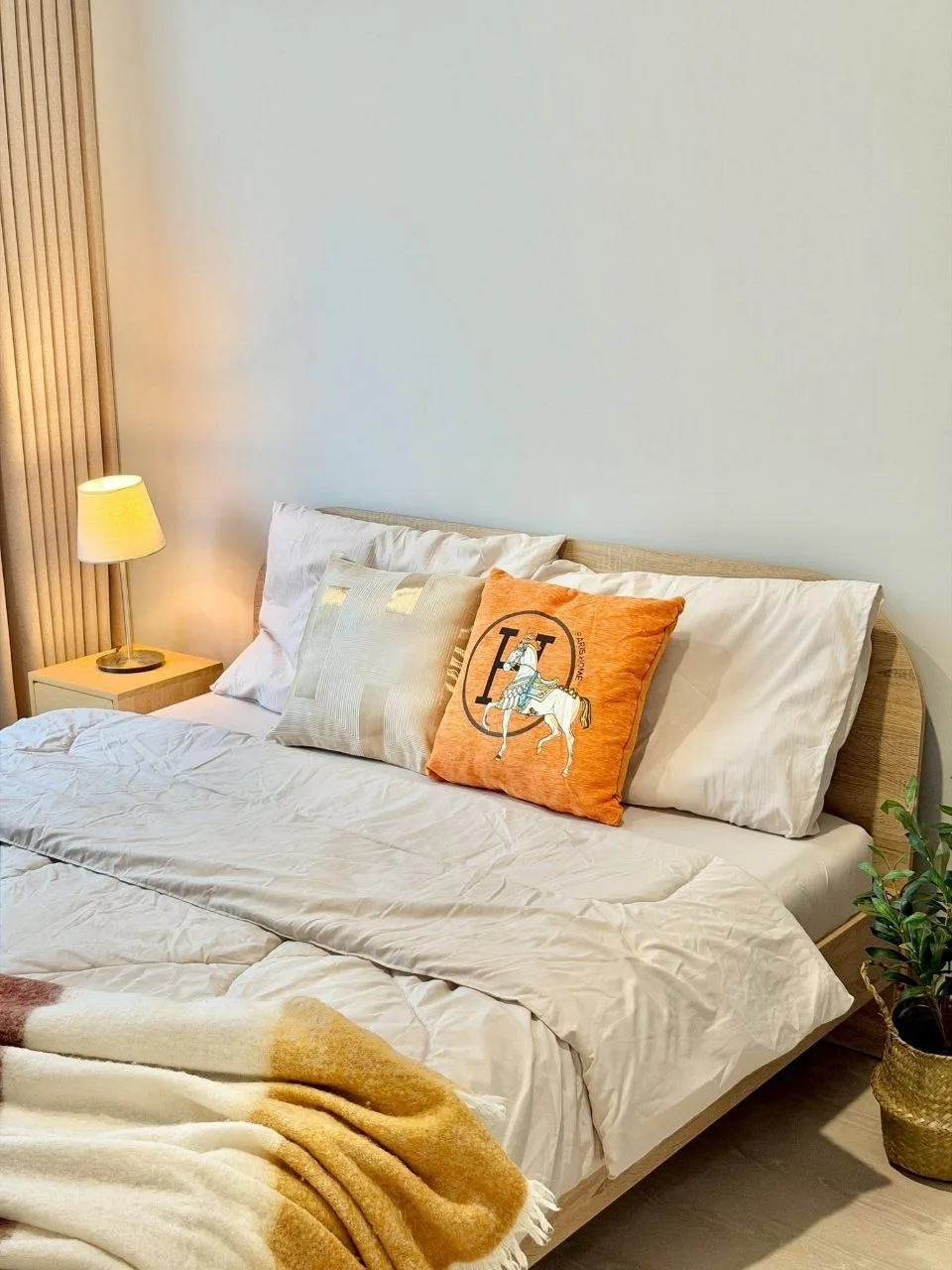 2 bedroom condo for rent in Punnawithi Bangkok - living room view
