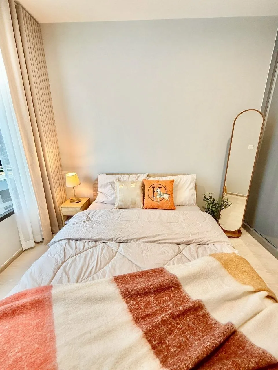 2 bedroom condo for rent in Punnawithi Bangkok - kitchen and dining area
