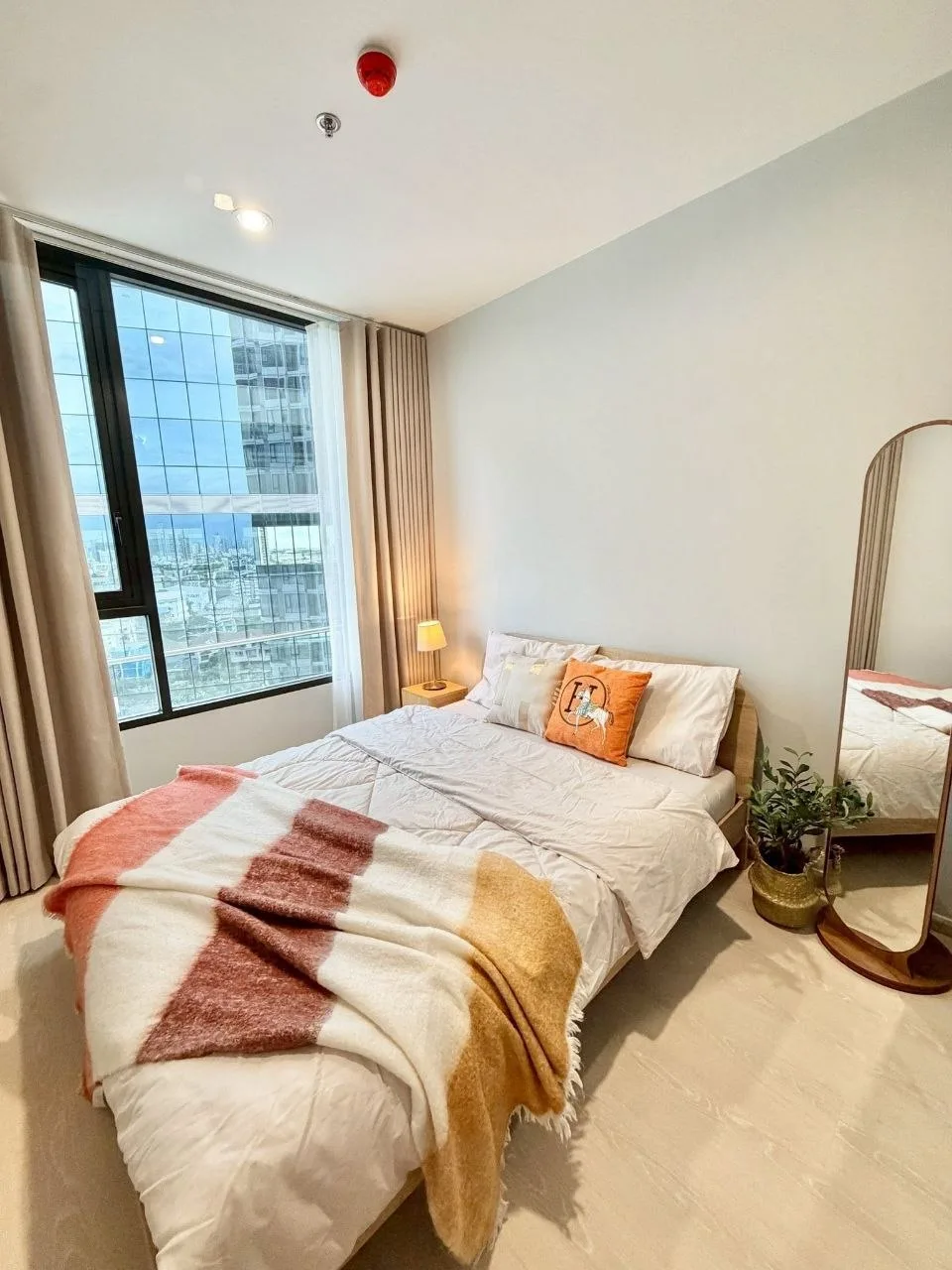 2 bedroom condo for rent in Punnawithi Bangkok - master bedroom interior