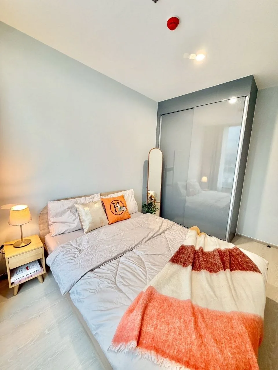 2 bedroom condo for rent in Punnawithi Bangkok - bathroom and modern finishes