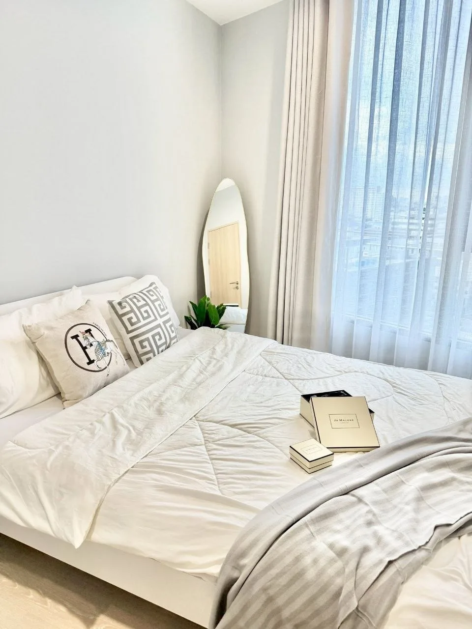 2 bedroom condo for rent in Punnawithi Bangkok - swimming pool and building amenities