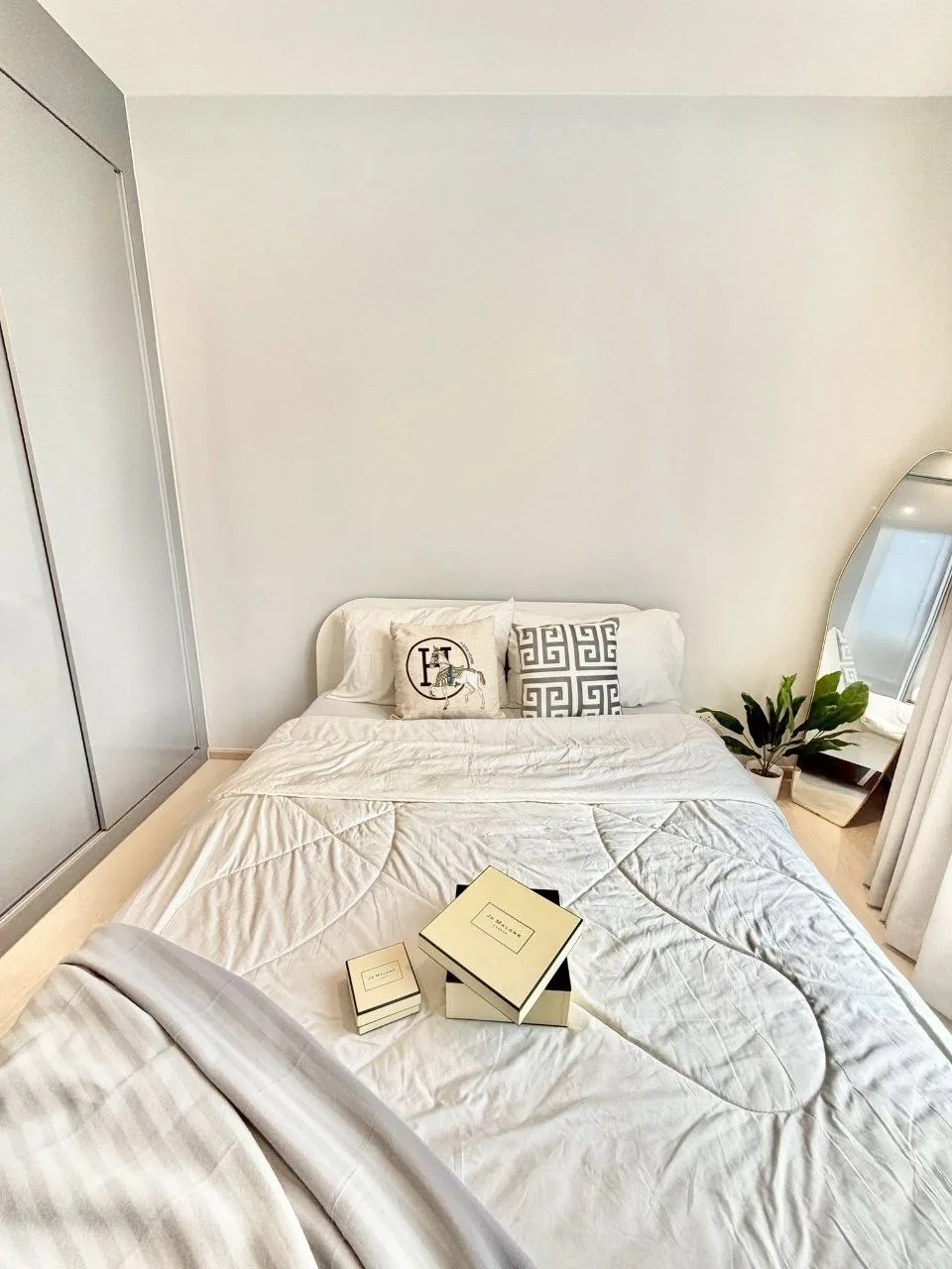 2 bedroom condo for rent in Punnawithi Bangkok - balcony perspective