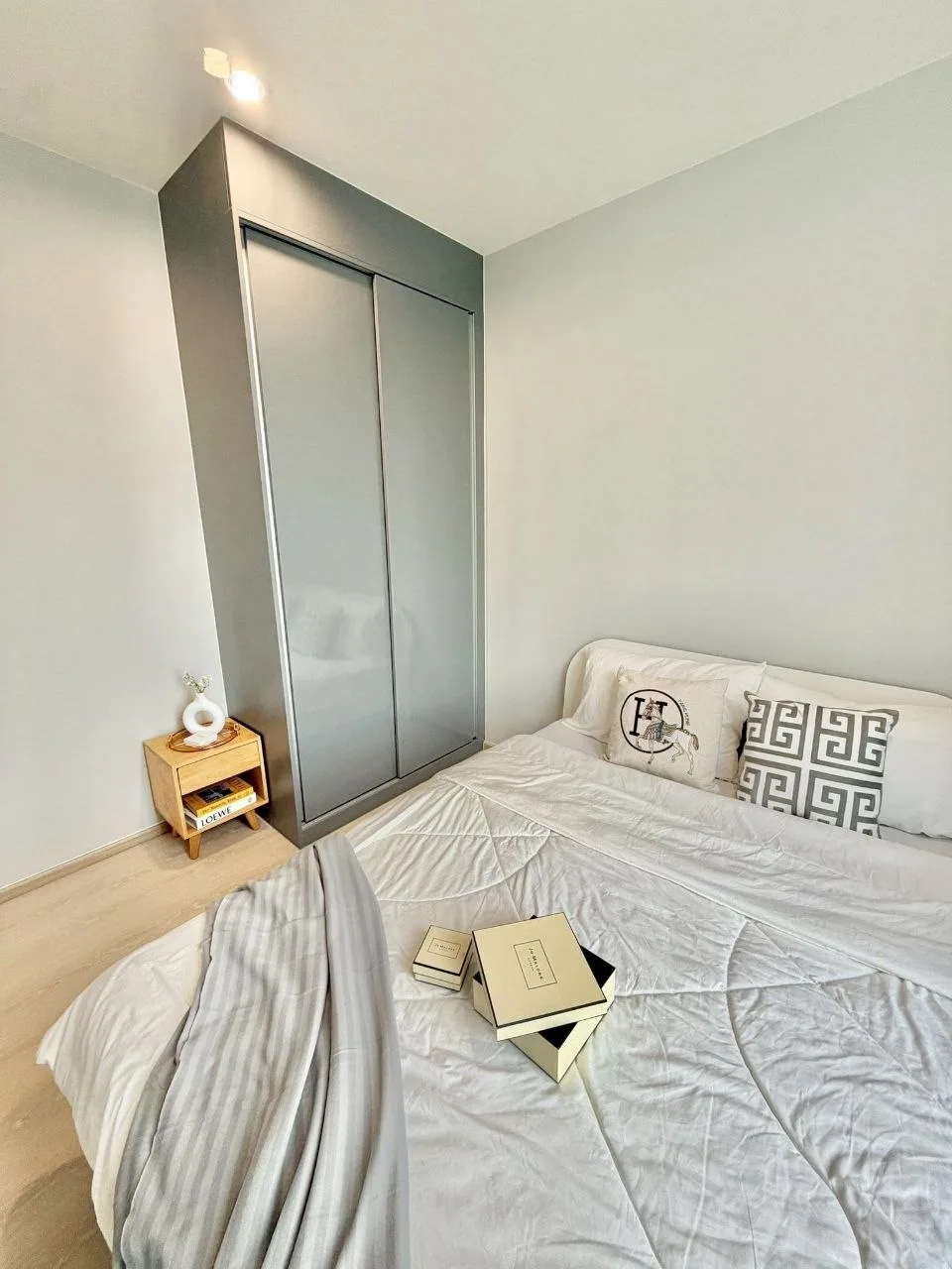 2 bedroom condo for rent in Punnawithi Bangkok - living room view